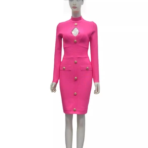 Fuchsiafarbenes Langarm-Minikleid mit Cut-out-Ausschnitt und goldfarbenen Knöpfen