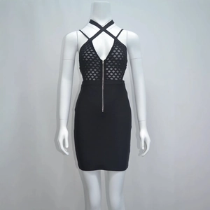 Robe bandage noire dos nu avec maille ajourée et fermeture éclair argentée sur le devant