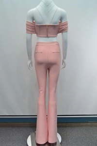 Completo bandage rosa con top a spalle scoperte e pantaloni a zampa con cerniera posteriore