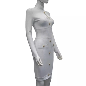 Elegantes weißes langärmliges Bandage-Minikleid mit Goldknöpfen und Cut-out-Detail