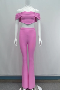 Completo bandage rosa con top a spalle scoperte e pantaloni a zampa a vita alta dettaglio