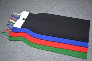 Dettaglio di abiti midi a fascia in verde, rosso, blu e nero con spalline sottili