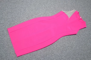Détail d'une robe sans manches rose fuchsia avec col en mesh et fermeture éclair cachée
