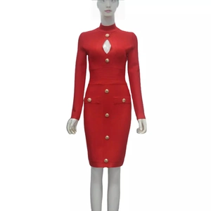 Elegantes rotes Langarm-Bandage-Minikleid mit Cut-out am Ausschnitt und Goldknöpfen