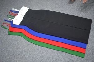Dettaglio di abiti a fascia a vita alta con spacco posteriore e spalline sottili eleganti