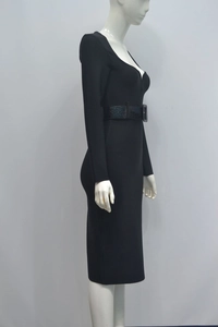 Détail de l'encolure en cœur élégante et de la ceinture à texture crocodile sur la robe midi