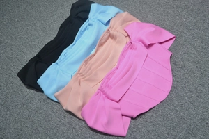 Dettaglio di crop top a fascia che mostra la trama a costine in quattro colori eleganti