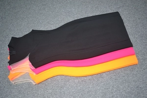 Vue détaillée à plat de robes bandage sans manches avec col en V et empiècements en résille