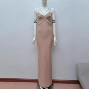 Elegante abito lungo nude con spalline di diamanti e dettaglio catena scintillante in vita