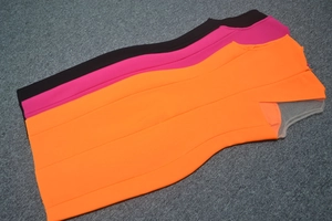 Détail de robes sans manches à col en V avec empiècements en tulle en rose et noir