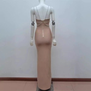 Elegante abito da sera beige con spalline di diamanti e vista posteriore attillata