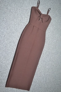 Dettaglio dell'abito bandage marrone scuro con spalline sottili e nodo a torsione sul petto