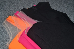 Détails du patchwork en tulle et fermeture éclair invisible sur robes sans manches à col en V