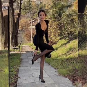 Robe bandage noire élégante à manches longues avec décolleté en V et ceinture fine