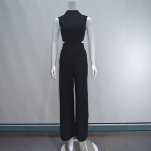 Combinaison noire sans manches à col montant avec découpes et pantalon large