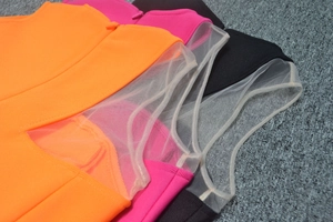 Détail du panneau en tulle transparent et de la fermeture éclair invisible de la robe
