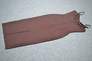 Abito a fascia aderente marrone scuro con spalline regolabili e spacco frontale
