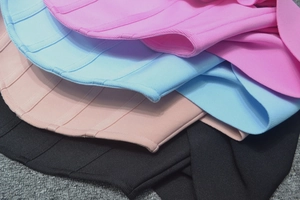 Dettaglio della trama del tessuto bandage con motivo a maglia a coste in quattro colori
