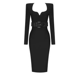 Robe moulante noire élégante avec décolleté en cœur et ceinture à texture crocodile