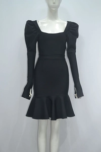 Détail de la robe bandage noire à col carré avec manches bouffantes et ourlet volanté