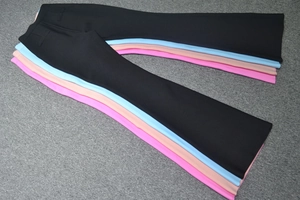 Vista piatta di pantaloni a zampa a vita alta in nero, azzurro, nudo e rosa acceso