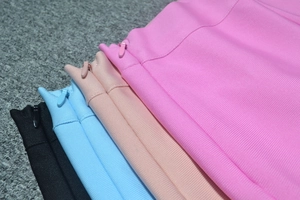 Dettaglio macro dei pantaloni in maglia a costine con più colori e zip invisibile