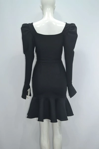 Vue arrière de la robe bandage noire avec manches bouffantes et plis sirène