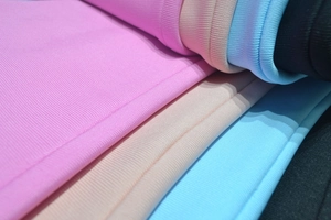 Primo piano dettagliato della trama in maglia a coste in rosa, beige, blu e nero