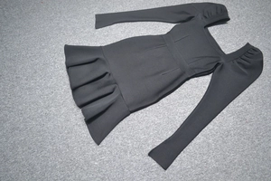 Détails de la robe bandage à col carré, manches bouffantes et ourlet à volants