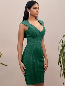 Dettaglio dell'abito bandage verde scuro con scollo a V e strisce verticali testurizzate