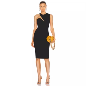 Robe midi moulante noire élégante avec décolleté asymétrique et coupe ajustée sophistiquée