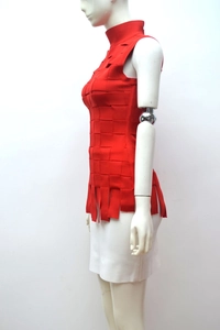 Dettaglio del top a fascia rosso senza maniche con trama intrecciata e bordo a frange