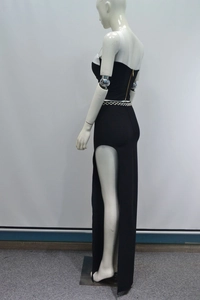 Ensemble sexy deux pièces noir et blanc avec jupe longue fendue et chaîne de taille