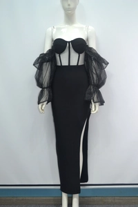 Détail d'une élégante robe de soirée noire épaules dénudées avec manches bouffantes