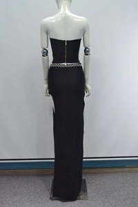 Ensemble bandage noir avec haut bustier, ceinture chaîne et jupe longue fendue