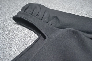 Détail de la robe bandage noire avec manches bouffantes et plis en maille serrée