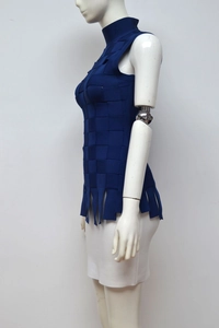 Dettaglio del top blu navy senza maniche con trama a bende incrociate e frange sul fondo