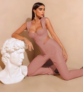Dettaglio del crop top lavanda con ritagli laterali e pantaloni a zampa coordinati