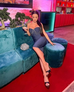 Elegante abito da festa a fascia blu navy con catene di diamanti e pochette in argento
