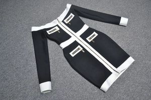 Détail de la robe bandage avec fermetures éclair dorées et rayures blanches contrastées