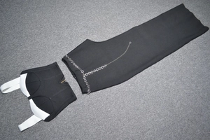 Détail du crop top à bretelles blanches et jupe longue avec ceinture chaîne argentée