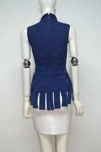 Dettaglio del top smanicato blu navy con trama intrecciata e orlo a frange verticali