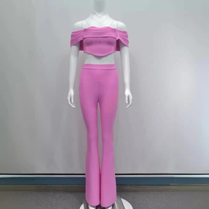 Set due pezzi rosa con crop top a spalle scoperte e pantaloni a zampa a vita alta da donna