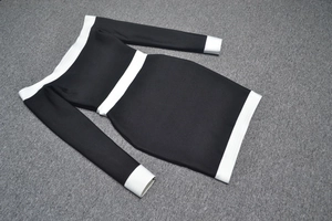 Robe bandage à épaules dénudées avec rayures contrastées et silhouette amincissante