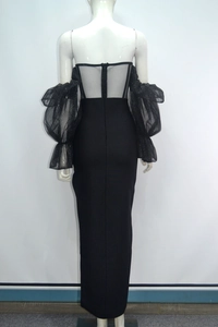 Détail d'une robe de soirée noire avec manches bouffantes en mesh pailleté et dos transparent