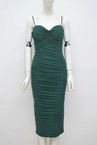 Détail de la robe bandage vert foncé avec plis fins et décolleté en cœur structuré