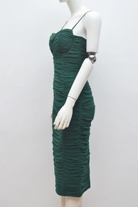 Détail latéral montrant la texture froncée de cette robe bandage moulante vert foncé