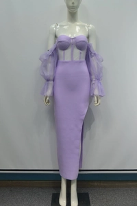 Détail d'une robe lilas à épaules dénudées avec manches en tulle à paillettes et corset