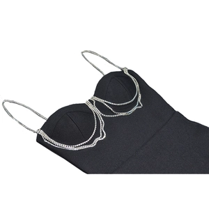 Dettaglio delle spalline in catena di diamanti e strass sul bustier nero da sera