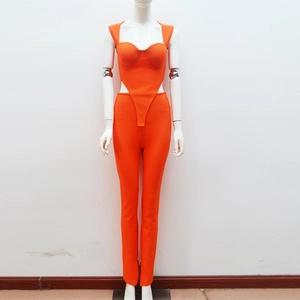 Dettaglio del top arancione con scollo a quadrato e orlo a V e pantaloni bandage coordinati